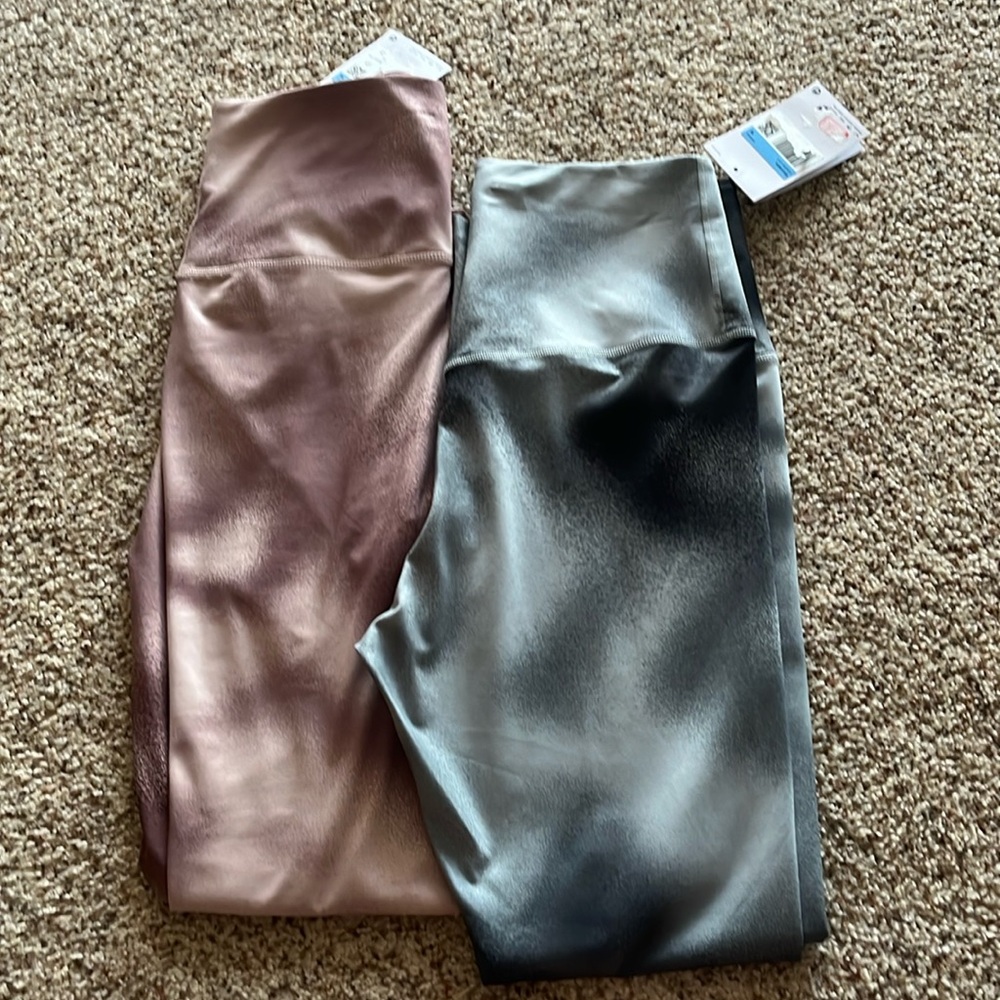 2 pair of Nike medium leggings never worn